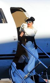 组图：Lady Gaga黑白行头现身悉尼 巨大泡泡袖雷人