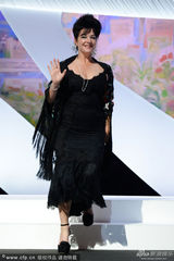 组图：苏格兰女导演蓝塞登台 黑裙小秀乳沟