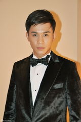 高清组图：乔振宇参加慈善晚宴 时尚型男低调忙公益