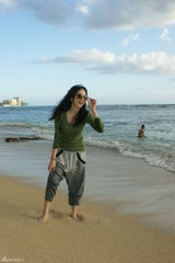 高清图：徐若瑄夏威夷海滩玩耍湿衣裤