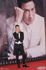 组图：张家辉黑燕尾服现身红毯 复古帅气