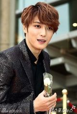 组图：金在中红毯脱衣吐舌逗粉丝 获奖感谢自己