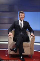 组图：小贝做客《足球之夜》 踢毽子现学现卖