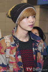 组图：韩团EXO-M与INFINITE赴菲律宾亮相机场