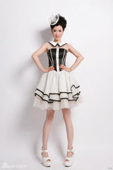 组图：芙蓉姐姐光棍节写真露香肩