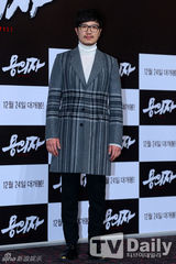 组图：孔侑黑西服帅气出席《嫌疑人》试映会