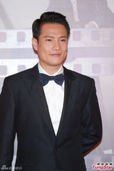 组图：杨千嬅牵手丁子高 超深V晚装胸前露胶纸