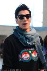 组图:张亮潮装现身把机场当T台 热情与粉丝招手