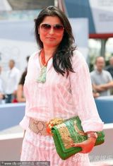 组图：摩洛哥公主白裙秀美腿助阵威尼斯老片重映