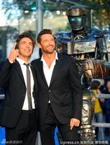 组图：《铁甲钢拳》伦敦首映 休-杰克曼比划拳脚