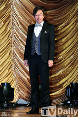 组图：金贤重《感激时代》发布 女星网袜秀开场