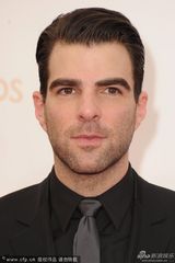 组图：出柜帅哥扎克瑞-昆图现身艾美红毯