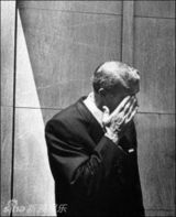 组图：玛丽莲-梦露葬礼回顾 乔含泪主持