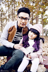 组图：王诗龄和爸爸拍温馨写真 父女亲嘴甜蜜