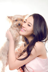 组图：宁丹琳登时尚杂志 清雅妩媚与宠物接触