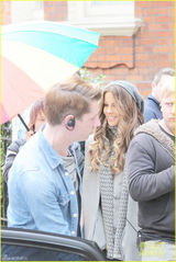 组图：凯蒂-贝金赛尔新片伦敦热拍 片场傻笑