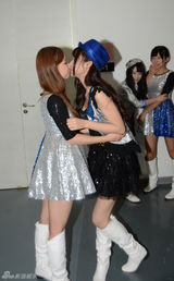 组图：SNH48上演女女之吻 要跟汪峰抢头条