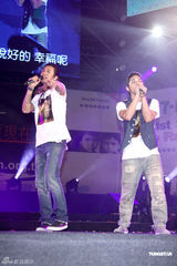 幻灯图：萧亚轩黄立行等献爱心 放声夕阳音乐会