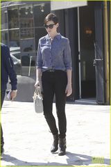 组图：海瑟薇爱上中性装 帅气小衬衫与老公购物