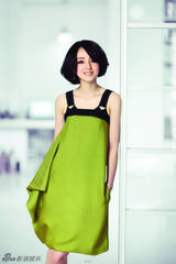 组图：董璇公布夏日风情写真 妩媚短发抒写绿意