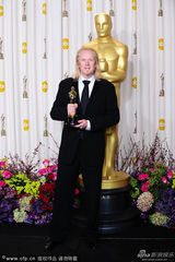 组图：奥斯卡后台-保罗-N-J-奥特森咬奖杯出镜