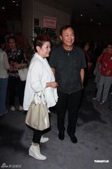 组图：音乐剧《一屋宝贝》慈善公演 陈志云捧场