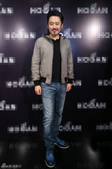 组图：吴秀波亮相品牌庆典 不当男神当大叔