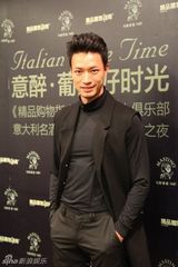 组图：吕一江洋携手亮相时尚活动