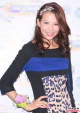 组图：蔡少芬获豪宅 不担心整形节目影响女儿