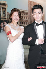 组图：吴千语穿婚纱亮相 妆容精致甜美妩媚