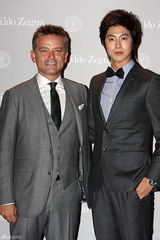 高清图：东方神起郑允浩等亮相派对 着正装型男范儿