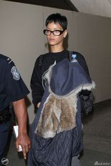 组图：蕾哈娜英气街拍 戴黑框似学生表情严肃