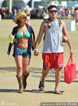 组图：加州音乐节比基尼辣妹抢眼 情侣激情热吻