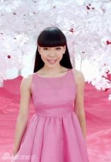 组图：吴莫愁小清新写真曝光 穿连衣裙扮少女