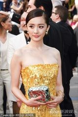 组图：杨幂陈廷嘉助阵《锈与骨》 单色礼服华美大方