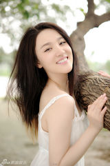 组图：刘筱筱夏日写真 清新亮丽上演纯白诱惑