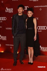 幻灯：亚洲电影大奖红毯 张震周迅携手亮相很亲密