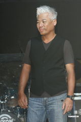 组图：巫启贤为新专辑开唱 30日将出席大炳追思会