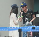 组图：冯绍峰现身机场 倪妮微笑盯紧男友