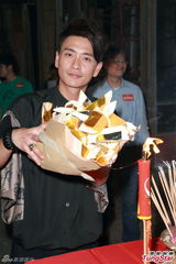 组图：黄宗泽岑丽香合照显尴尬 对绯闻做足准备