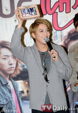 组图：韩团CNBLUE开签名会 郑容和金发引关注