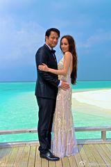 组图：关颖着白裙与未婚夫度假 海滩甜蜜亲吻