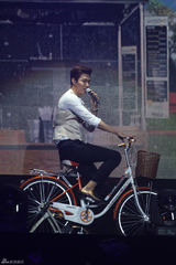 高清图：李敏镐北京曝私密档案 抛吻送拥抱