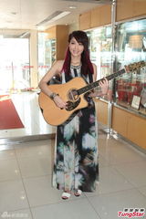 组图：官恩娜与男友吉他传情 赞朱莉切乳房防癌