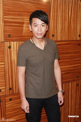 组图：TVB众星出席饭局 罗仲谦无袖上阵大秀肌肉