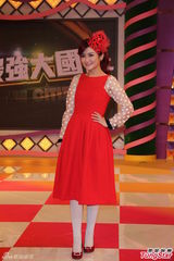 组图：Selina红裙俏皮 鸡排妹狂挤浑圆半球抢眼