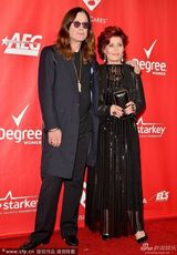 组图：摇滚巨星奥齐-奥斯本帅气 强抱GaGa合影