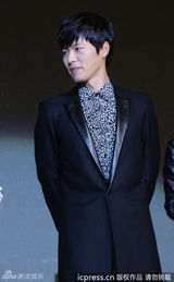 组图：韩星玄彬现身上海活动遭粉丝热情熊抱