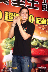 幻灯图：吴建豪担任一日店长 卖汉堡为粉丝服务 