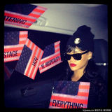 组图：蕾哈娜勾友人摆酷合影 咬手指妩媚撩人